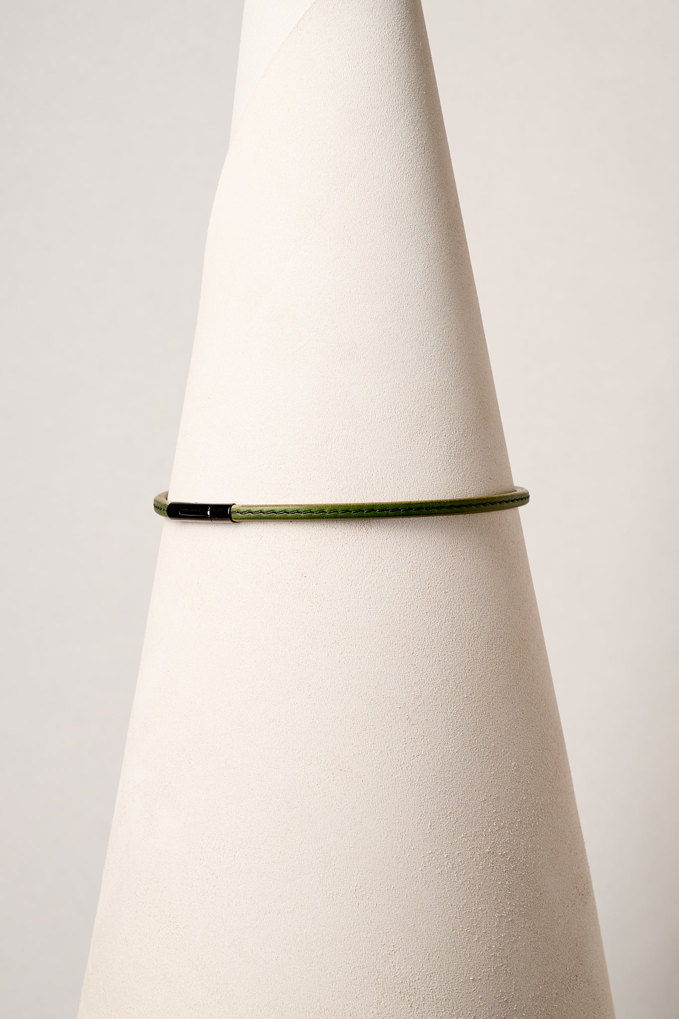 The Peek-A-Boo | Emerald Leather BDSM Day Collar