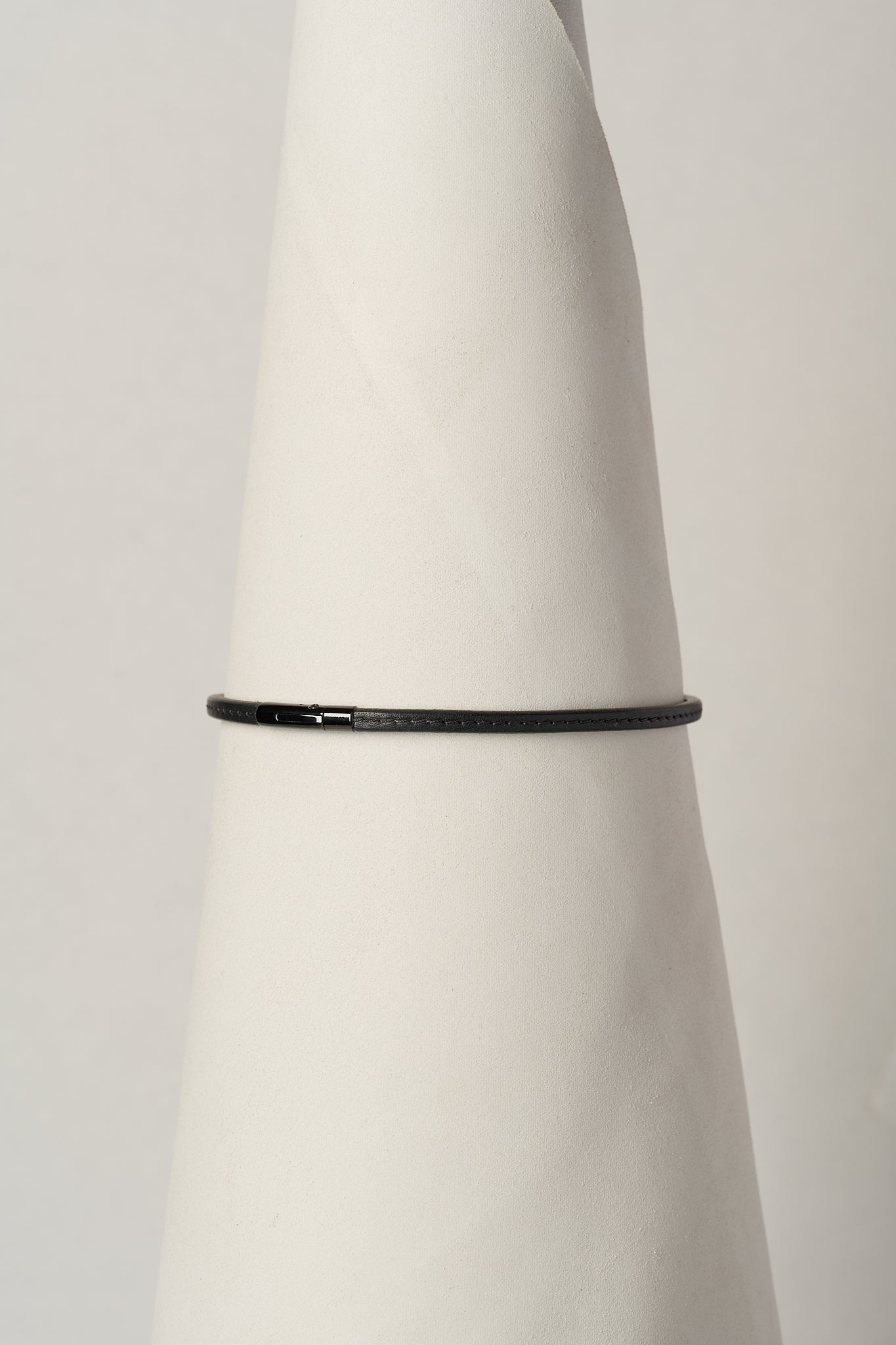 The Peek-A-Boo | Leather Day Collar